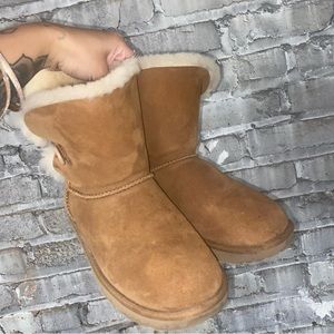Chestnut UGG Bailey Button Boots 6 in Kids